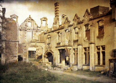 Les ruines du château après la retraite des Allemands, Noyon, Oise, France, 1917 - Fernand Cuville